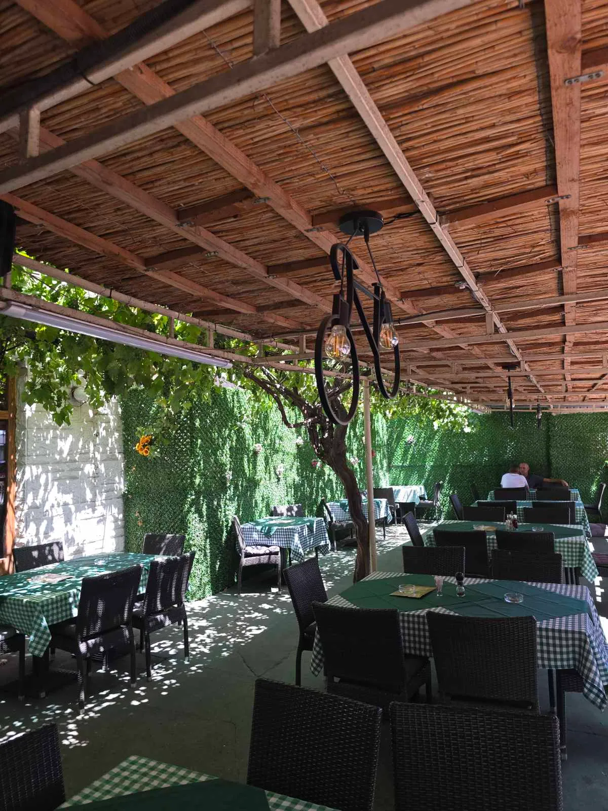 Letnja bašta Kafane Stara Promenada postavljena za goste